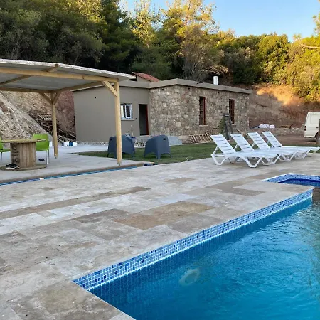 Feriehus Lovely Stonehouse With Pool And Backyard In Izmir