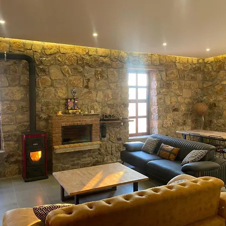Lovely Stonehouse With Pool And Backyard In Izmir *
